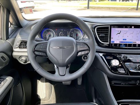 Used 2023 Chrysler Pacifica Limited w/ Uconnect Theater Family Group AWD/4WD image 6