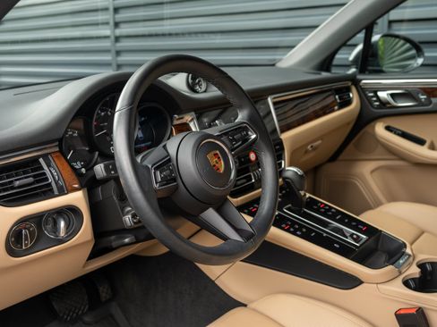 Certified 2023 Porsche Macan AWD/4WD image 4