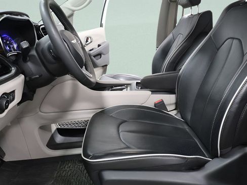 Used 2023 Chrysler Pacifica Limited AWD/4WD image 21