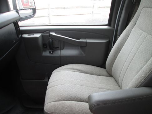 Used 2017 Chevrolet Express 2500 image 11