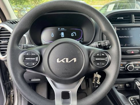 Used 2025 Kia Soul LX w/ LX Technology Package FWD image 25
