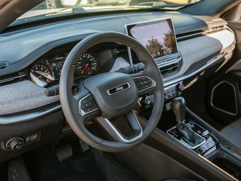 Used 2023 Jeep Compass Latitude AWD/4WD image 10