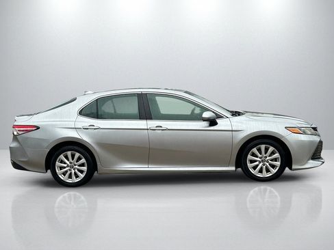 Used 2019 Toyota Camry LE image 4