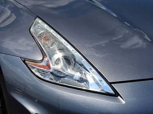 Used 2017 Nissan 370Z Coupe RWD image 10