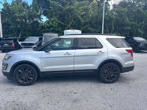 Used 2017 Ford Explorer XLT w/ Equipment Group 202A FWD image 4