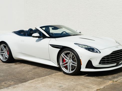 Used 2025 Aston Martin DB12 Convertible RWD image 13