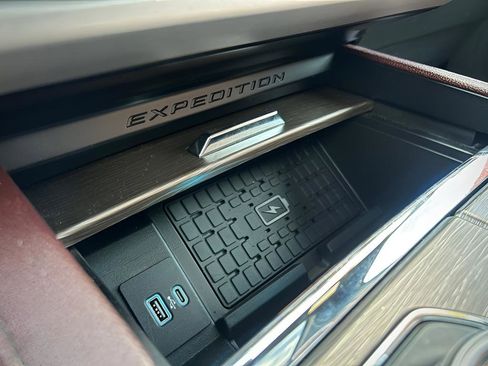 Used 2023 Ford Expedition Limited image 36