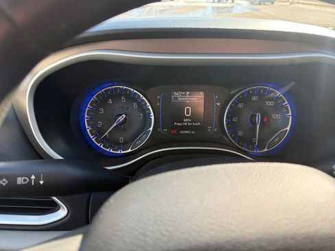 Used 2017 Chrysler Pacifica Touring w/ Tire & Wheel Group image 16