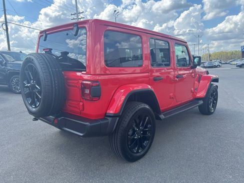 Used 2025 Jeep Wrangler Unlimited Sahara AWD/4WD image 5