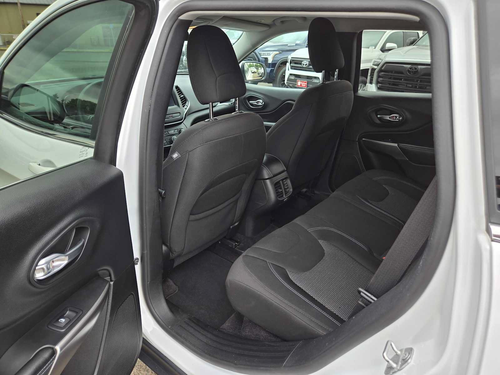 Used 2019 Jeep Cherokee Latitude w/ Popular Appearance Group AWD/4WD image 16