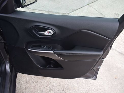 Used 2020 Jeep Cherokee Limited AWD/4WD image 17