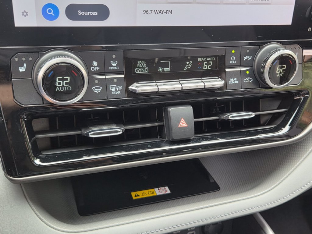 Used 2023 Toyota Highlander XLE FWD image 27