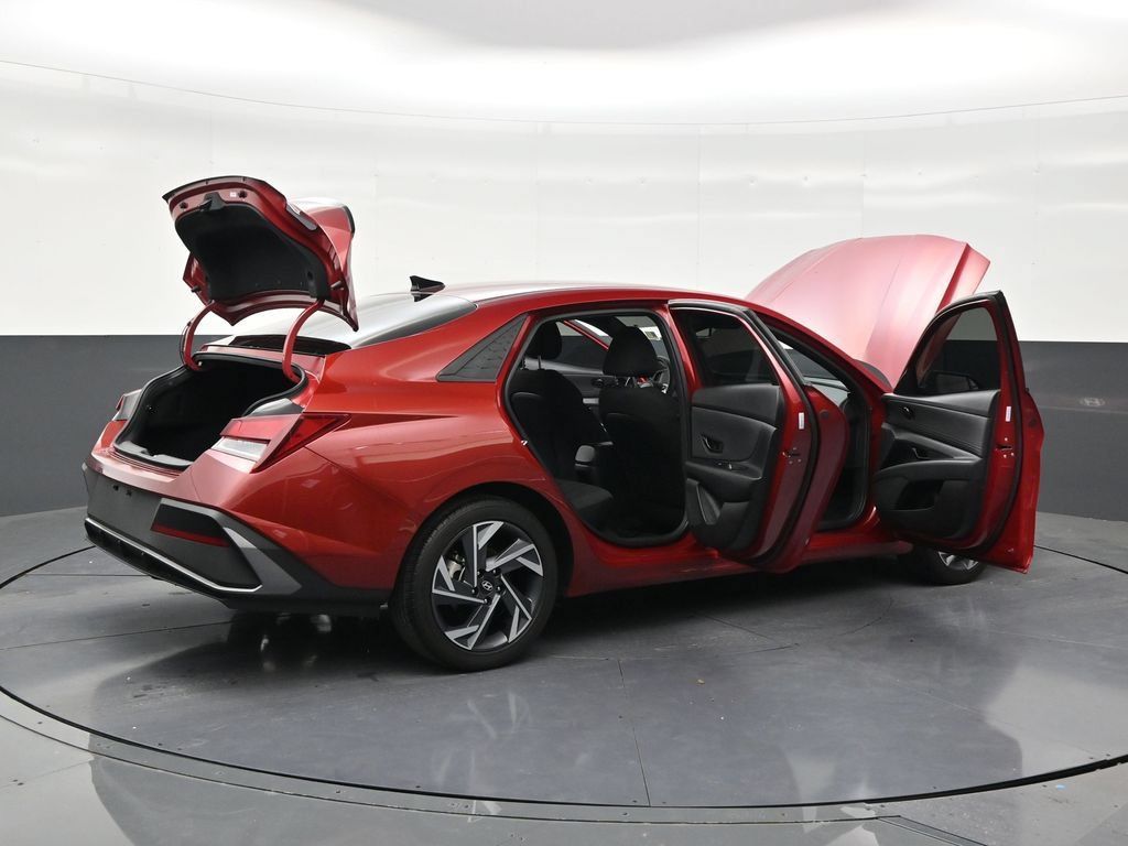 Used 2025 Hyundai Elantra Sport FWD image 28