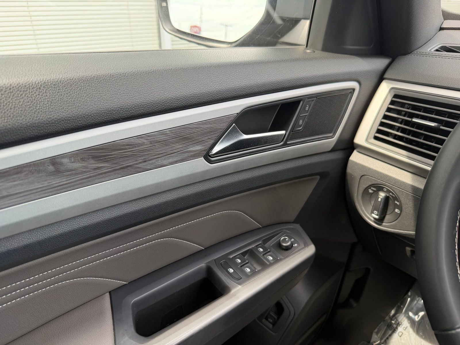 Used 2021 Volkswagen Atlas Cross Sport SE FWD image 18