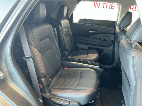 Used 2024 Nissan Pathfinder Platinum FWD image 18