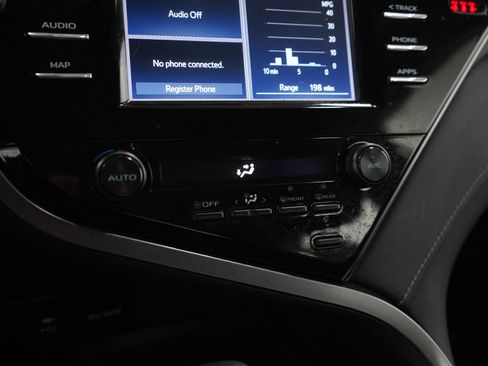 Used 2019 Toyota Camry SE FWD image 19