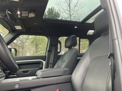 Used 2025 Land Rover Defender 110 X-Dynamic SE image 3