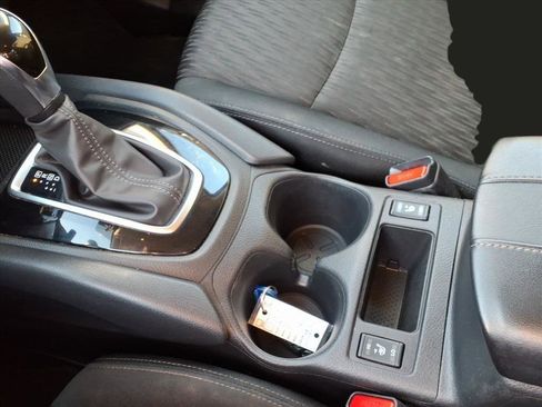 Used 2019 Nissan Rogue SV image 13