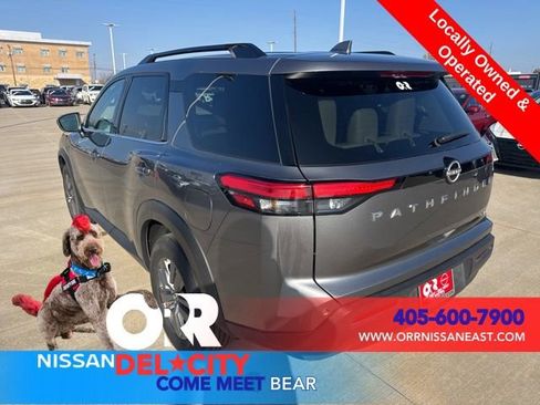 Used 2024 Nissan Pathfinder SV image 3