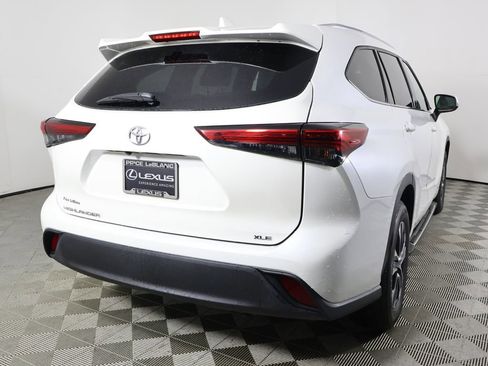 Used 2021 Toyota Highlander XLE image 5