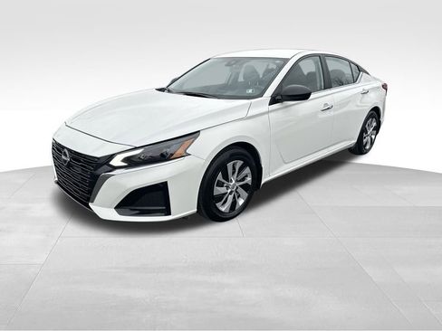 Used 2024 Nissan Altima 2.5 S image 3