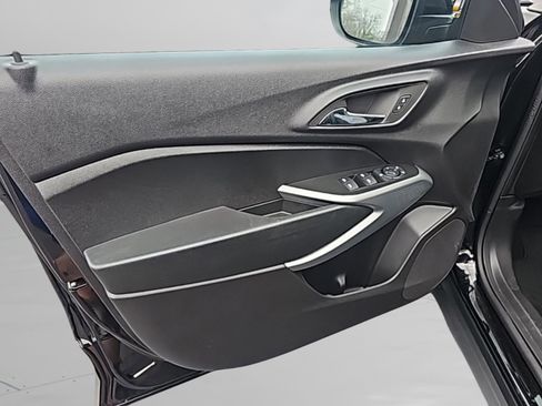 Used 2025 Chevrolet Trax RS w/ Sunroof Package image 9