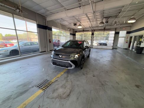 Used 2025 Volkswagen Taos SE image 22