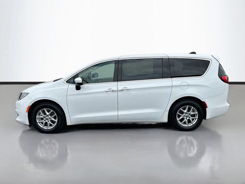 Used 2022 Chrysler Voyager LX FWD image 8