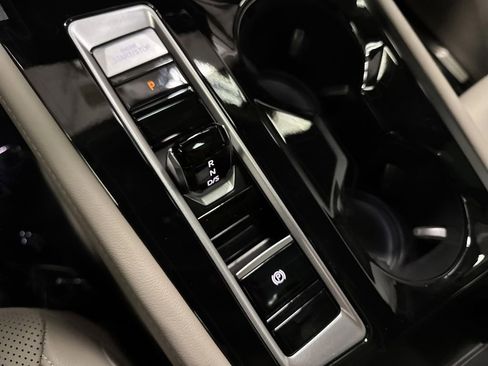 Used 2024 Volkswagen Atlas SE w/ Panoramic Sunroof Package image 22