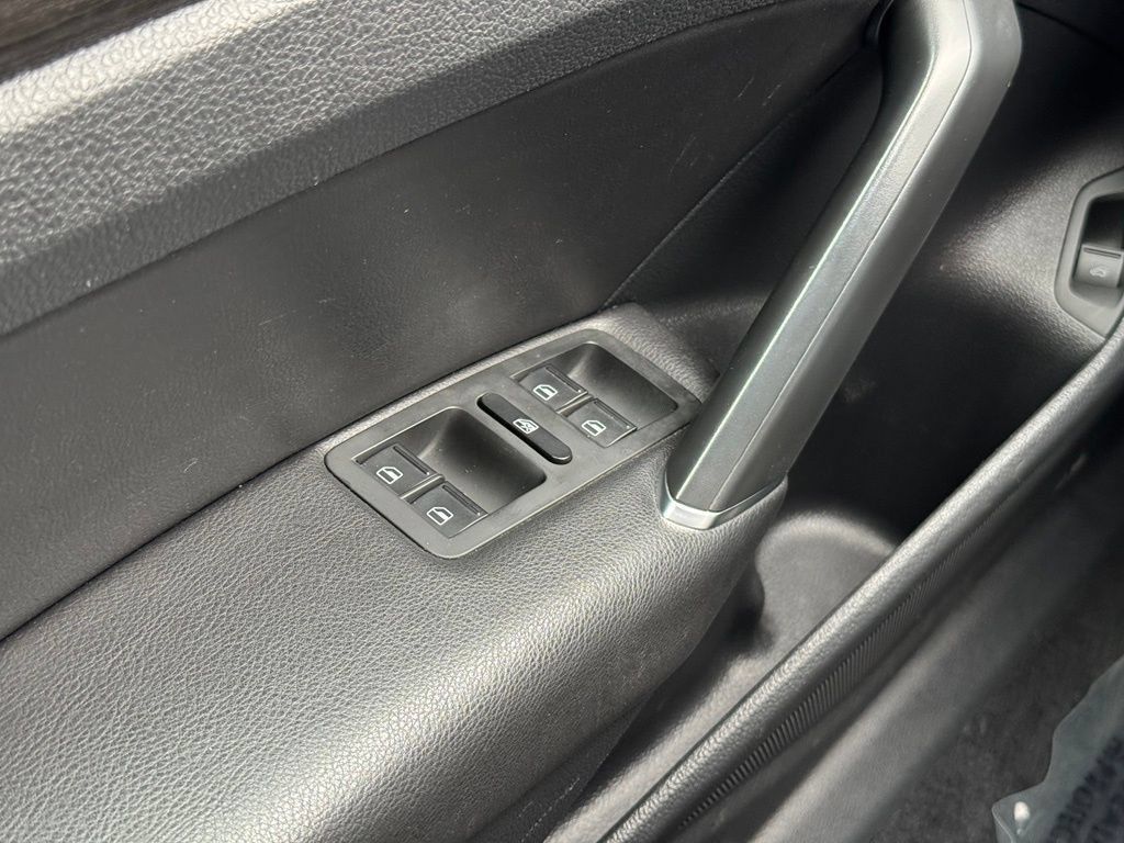 Used 2018 Volkswagen Passat 2.0T SE FWD image 37