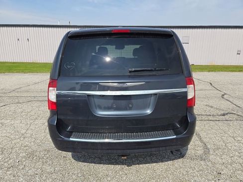 Used 2014 Chrysler Town & Country Touring FWD image 7