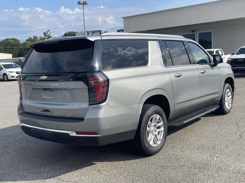 Used 2025 Chevrolet Suburban LT RWD image 3
