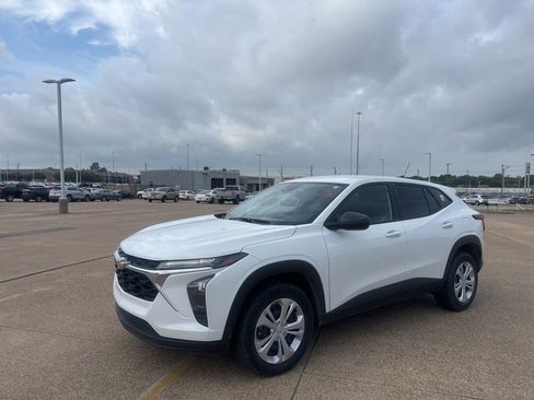 Used 2025 Chevrolet Trax LS image 8