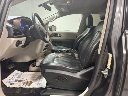 Used 2018 Chrysler Pacifica Touring-L FWD image 18