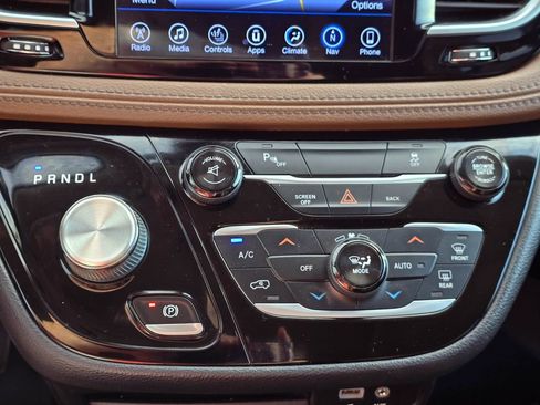 Used 2017 Chrysler Pacifica Limited FWD image 18