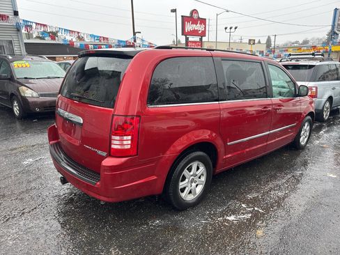 Used 2010 Chrysler Town & Country Touring image 4
