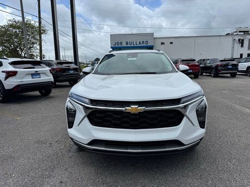 New 2026 Chevrolet Trax LT w/ Sunroof Package FWD image 2