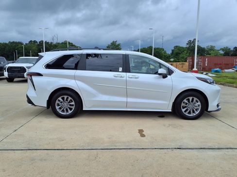 Used 2026 Toyota Sienna XLE FWD image 5