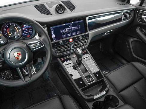 Certified 2026 Porsche Macan AWD/4WD image 18