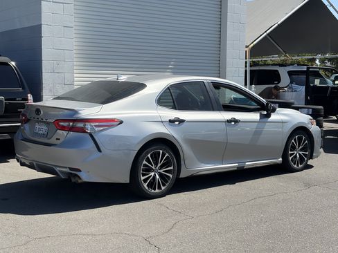 Used 2019 Toyota Camry SE FWD image 3