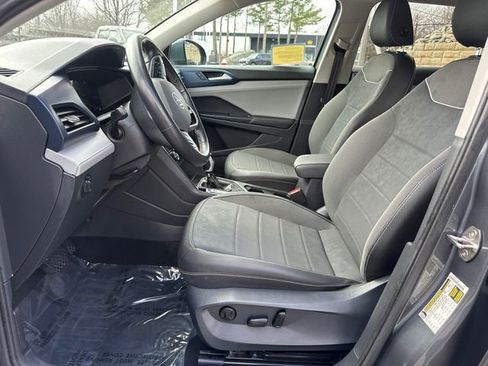 Used 2024 Volkswagen Taos SE image 30