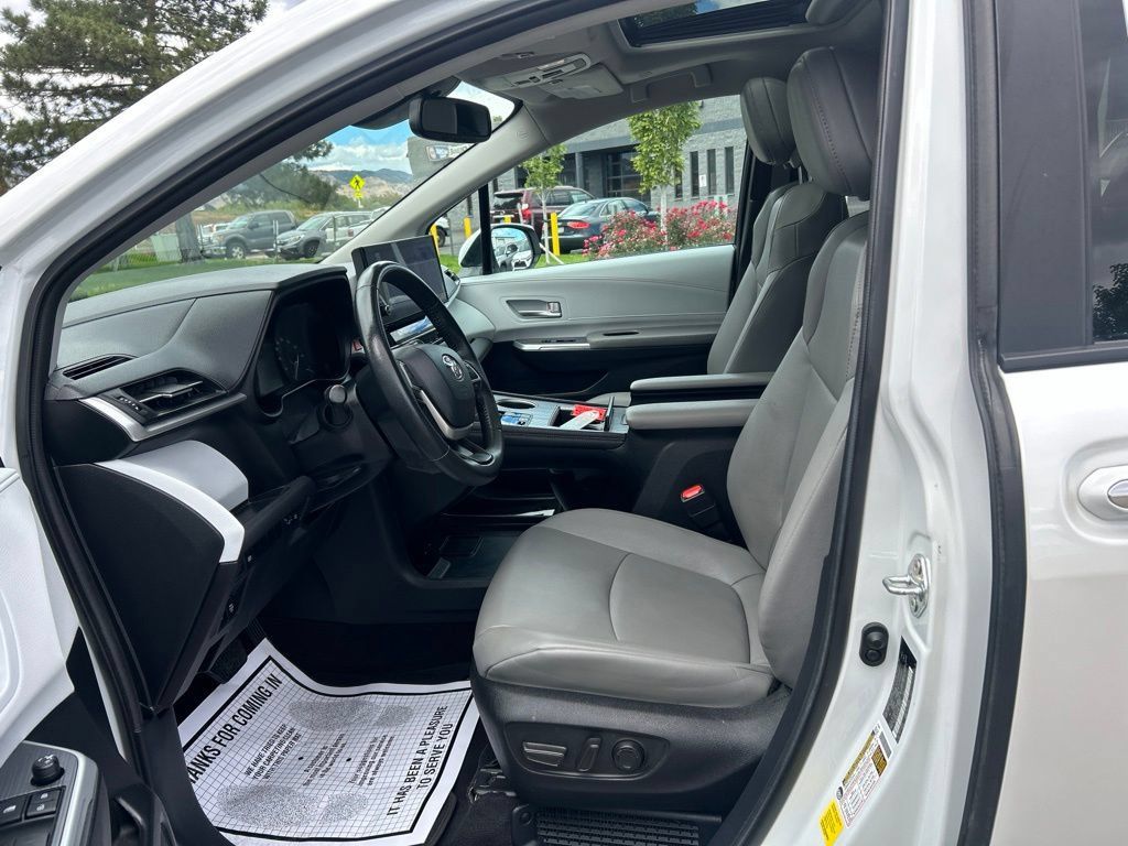 Used 2025 Toyota Sienna XLE AWD/4WD image 24