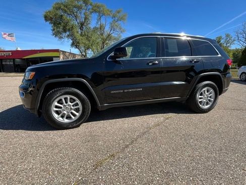 Used 2018 Jeep Grand Cherokee Laredo image 2