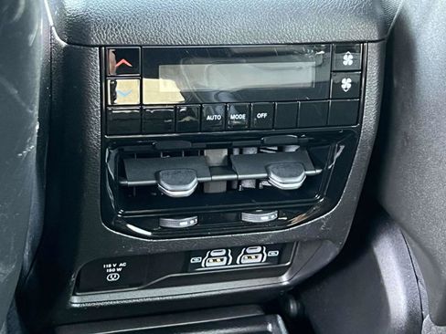 Used 2023 Jeep Grand Cherokee L Laredo image 11