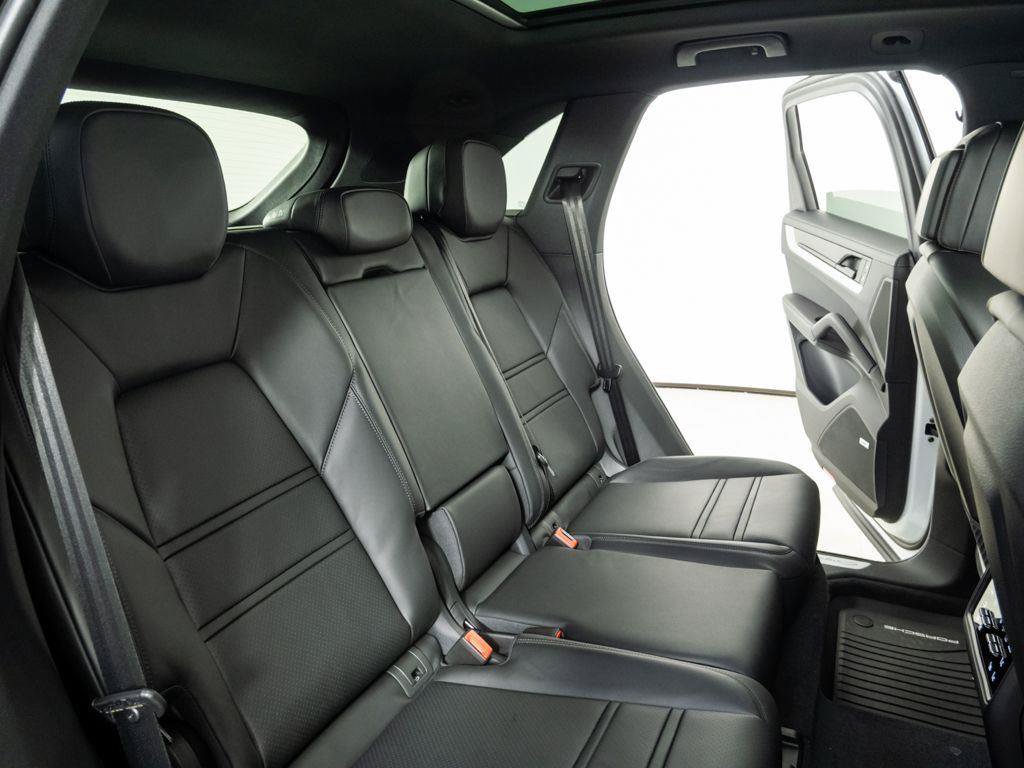 Used 2026 Porsche Cayenne AWD/4WD image 23