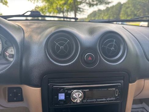 Used 2002 MAZDA MX-5 Miata RWD image 16