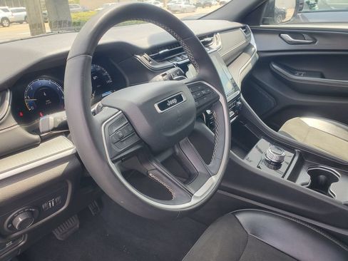 Used 2024 Jeep Grand Cherokee Altitude AWD/4WD image 10