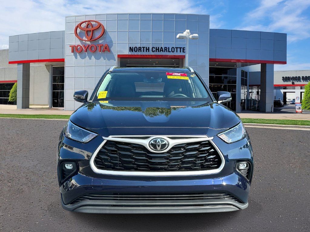 Used 2023 Toyota Highlander XLE FWD image 3