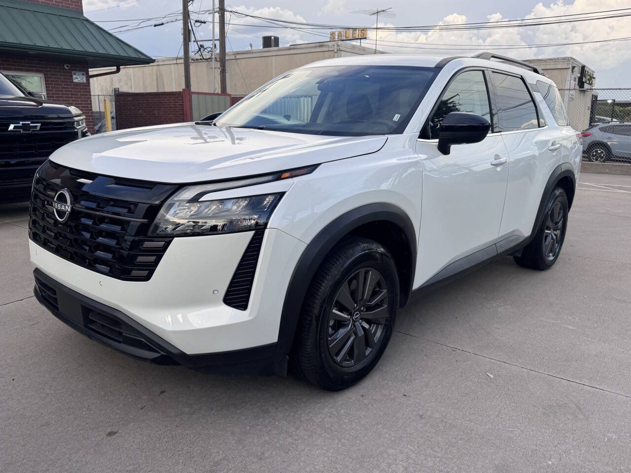 Used 2026 Nissan Pathfinder SV FWD image 1