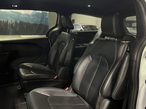 Used 2024 Chrysler Pacifica Select image 14
